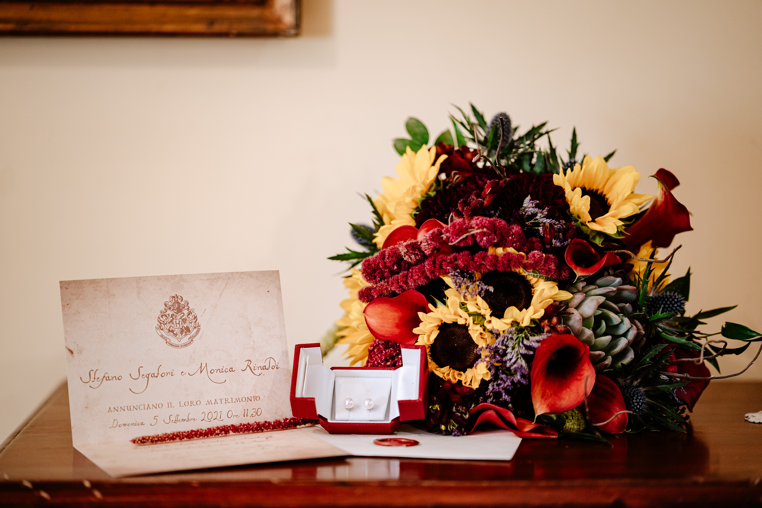 partecipazione e bouquet sposa