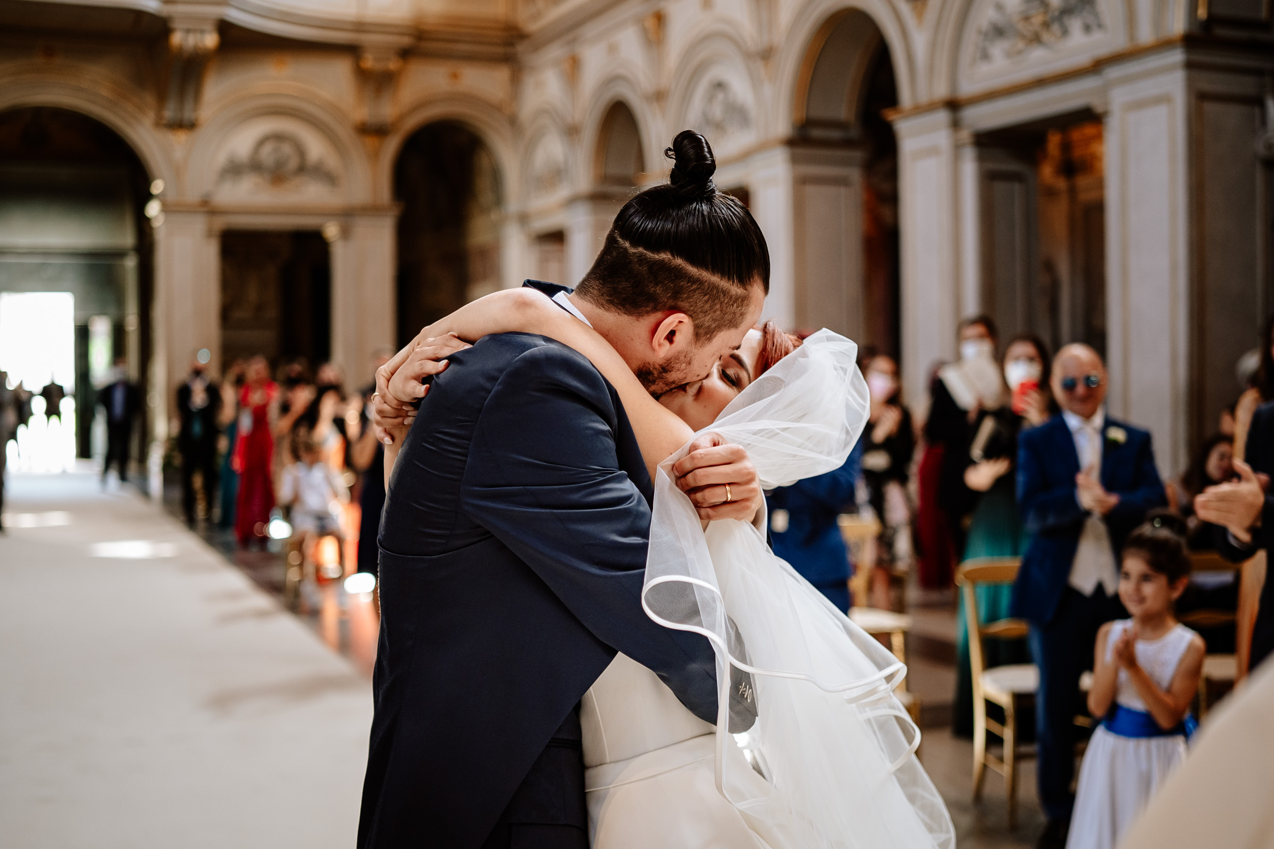 bacio sposi chiesa